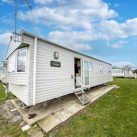 Homely 8 Berth Caravan At Dovercourt Holiday Park, Essex Ref 44201H Great Oakley  エクステリア 写真