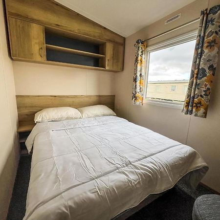Homely 8 Berth Caravan At Dovercourt Holiday Park, Essex Ref 44201H Great Oakley  エクステリア 写真