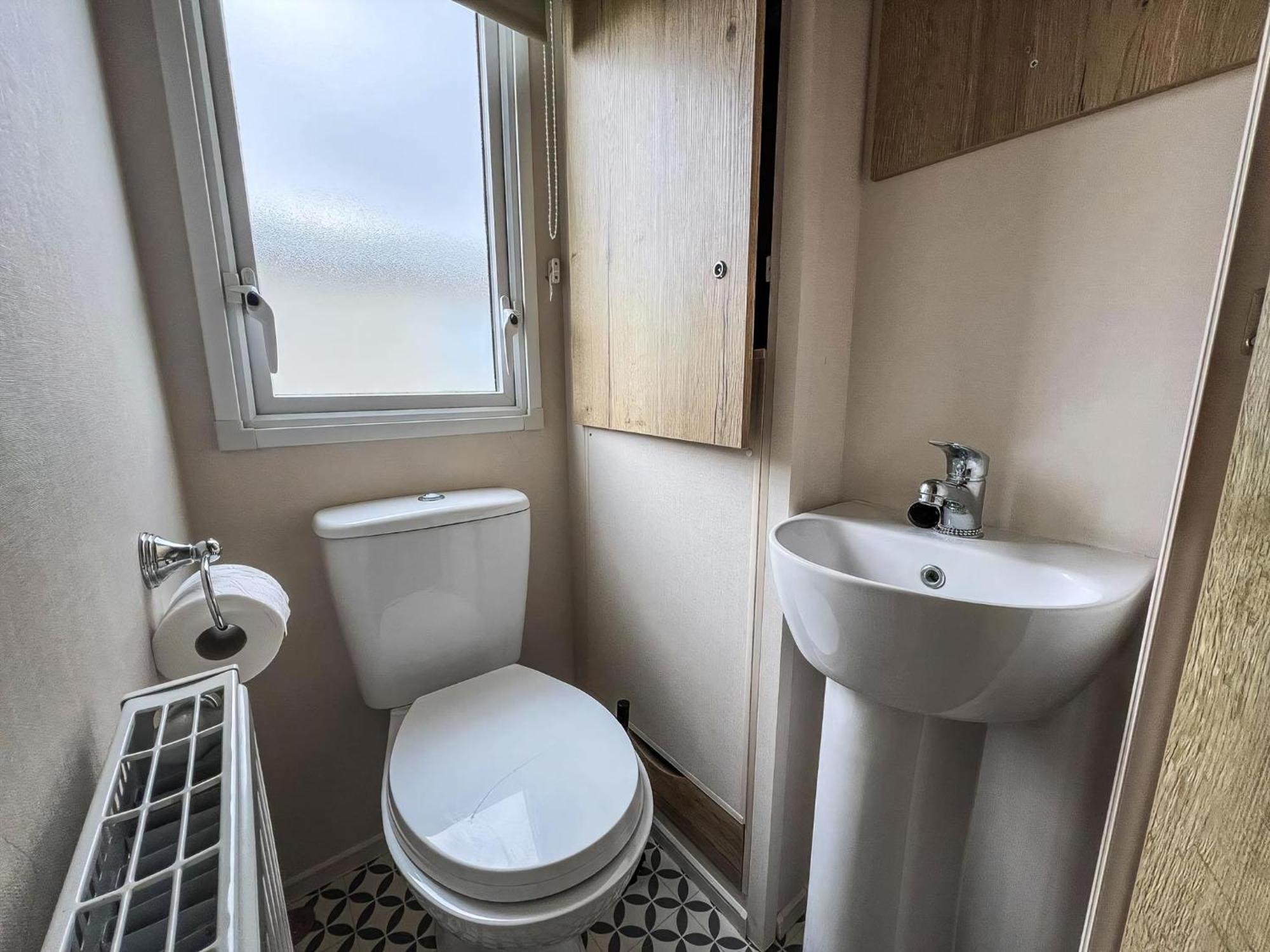 Homely 8 Berth Caravan At Dovercourt Holiday Park, Essex Ref 44201H Great Oakley  エクステリア 写真