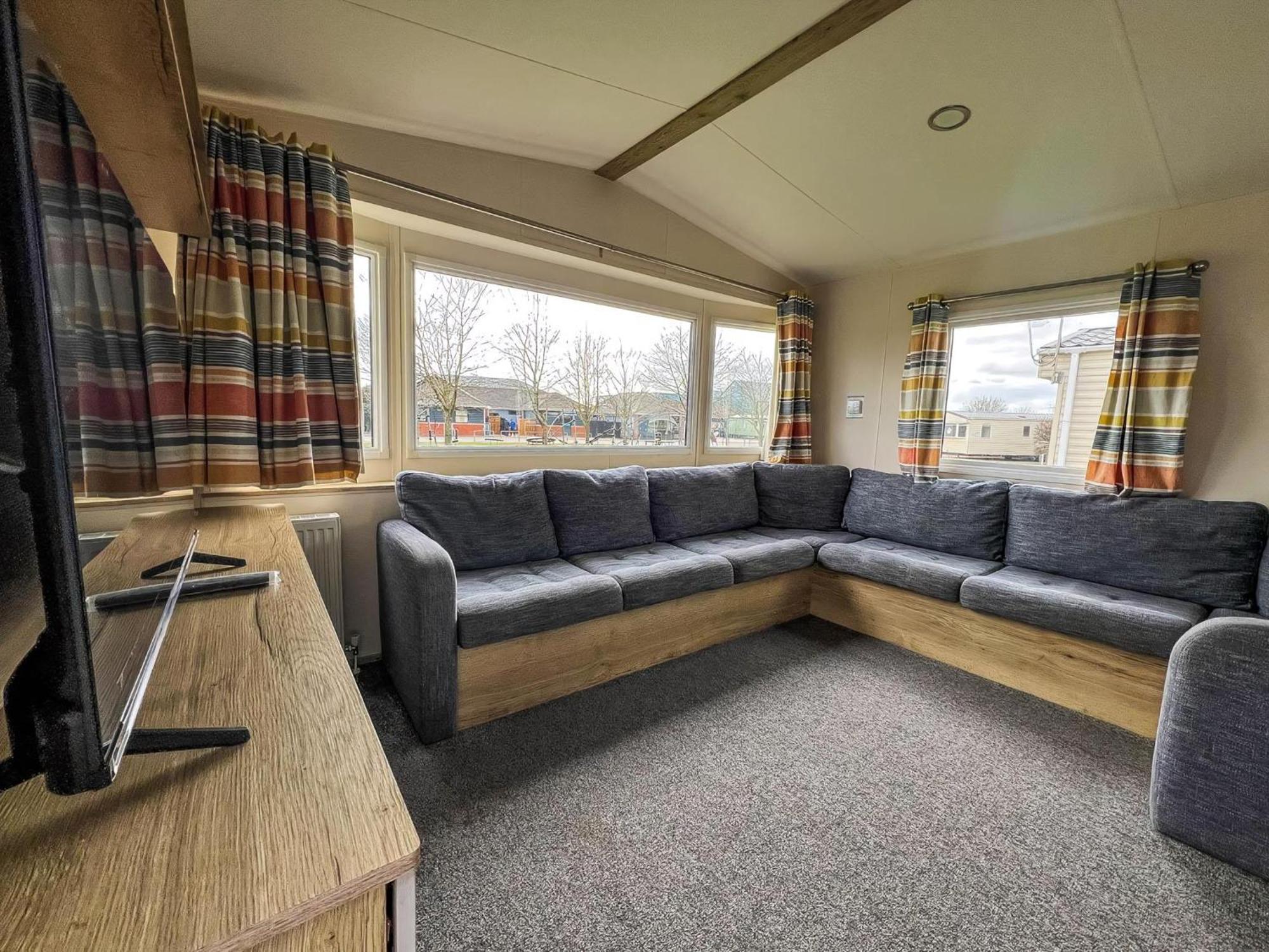 Homely 8 Berth Caravan At Dovercourt Holiday Park, Essex Ref 44201H Great Oakley  エクステリア 写真