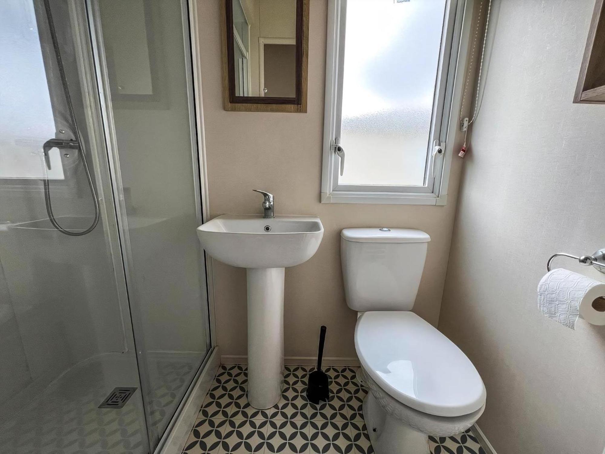 Homely 8 Berth Caravan At Dovercourt Holiday Park, Essex Ref 44201H Great Oakley  エクステリア 写真