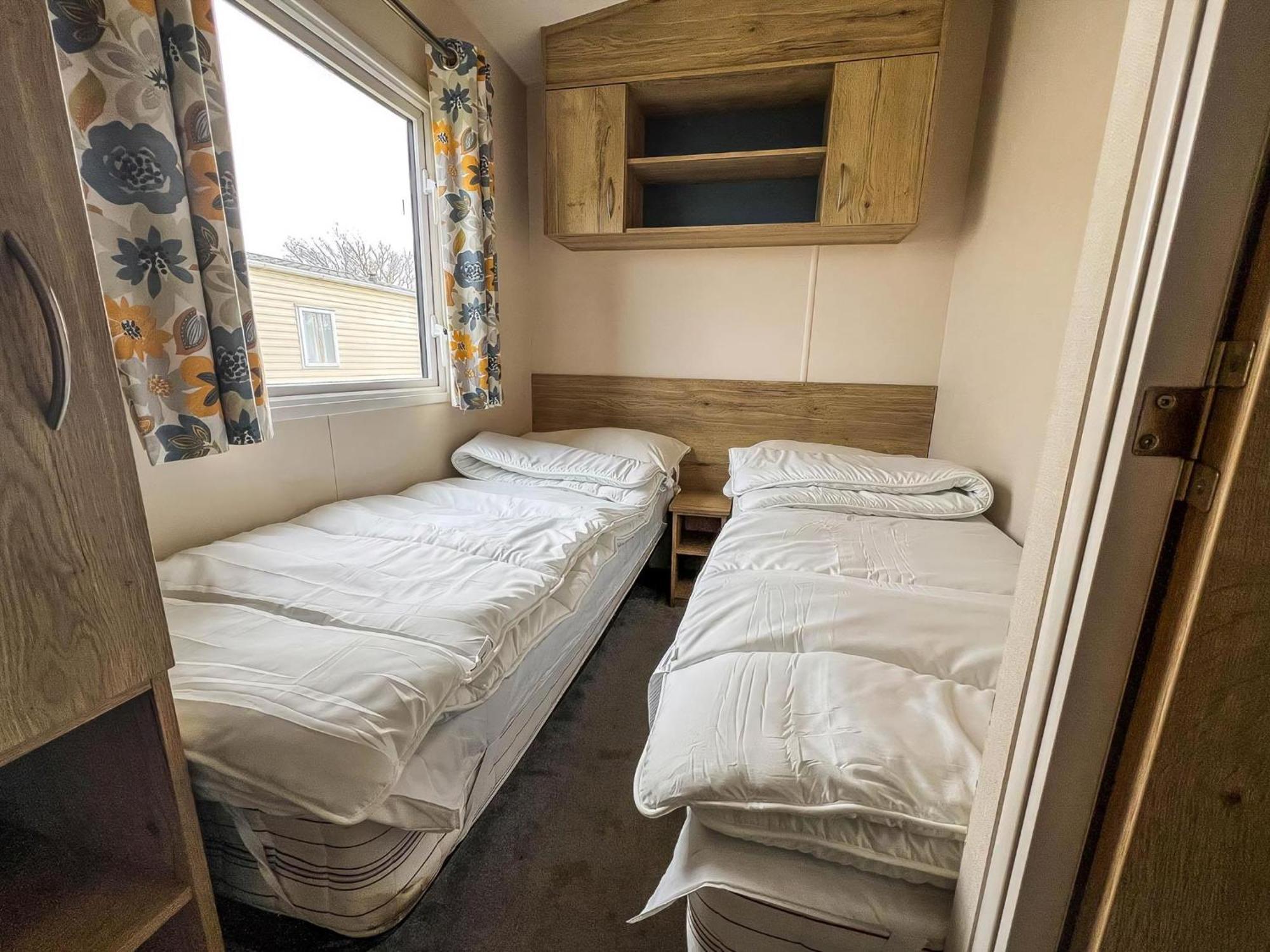 Homely 8 Berth Caravan At Dovercourt Holiday Park, Essex Ref 44201H Great Oakley  エクステリア 写真