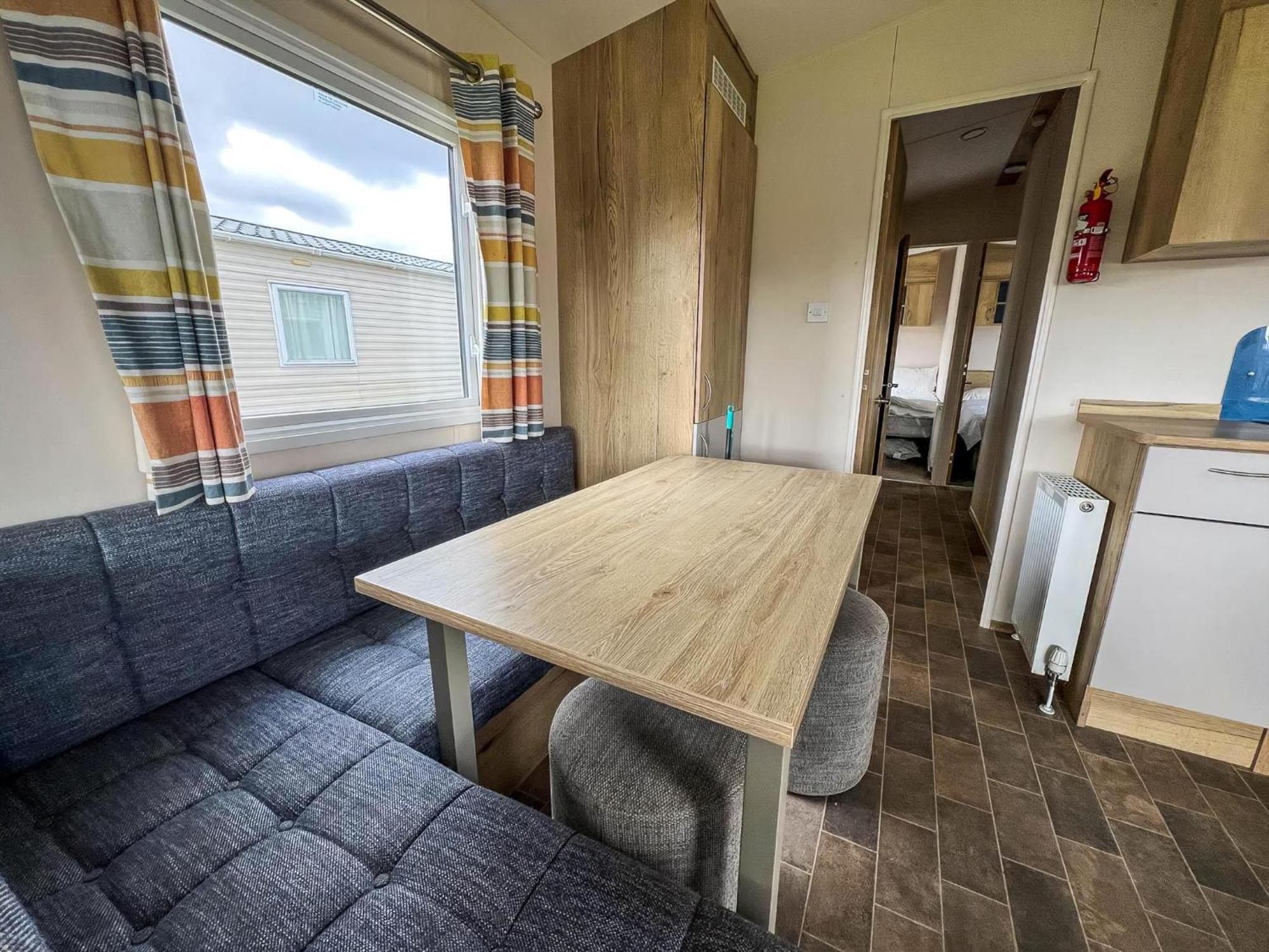 Homely 8 Berth Caravan At Dovercourt Holiday Park, Essex Ref 44201H Great Oakley  エクステリア 写真
